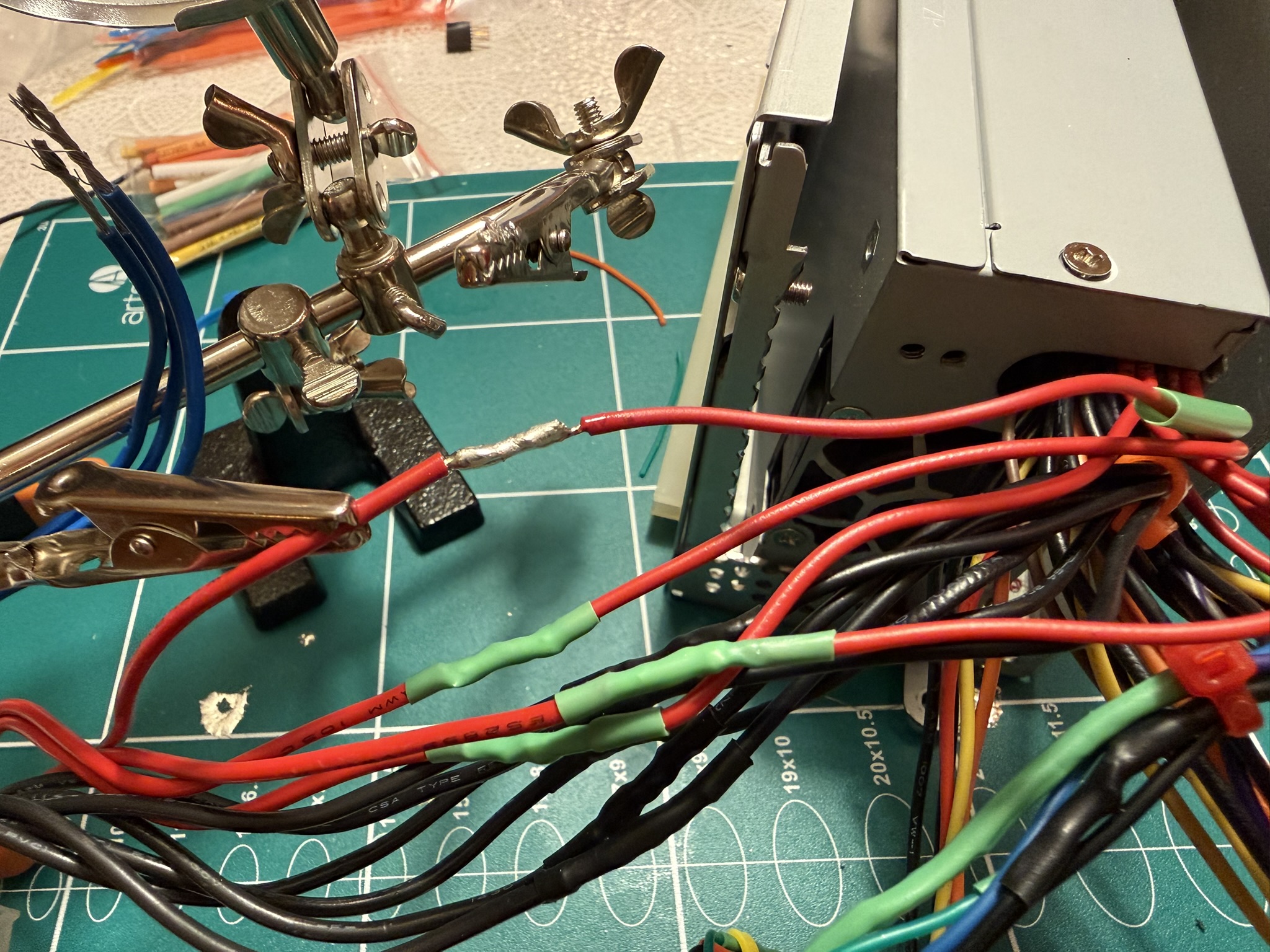 The wiring loom with crimped connectors (red wires) for +5 volt