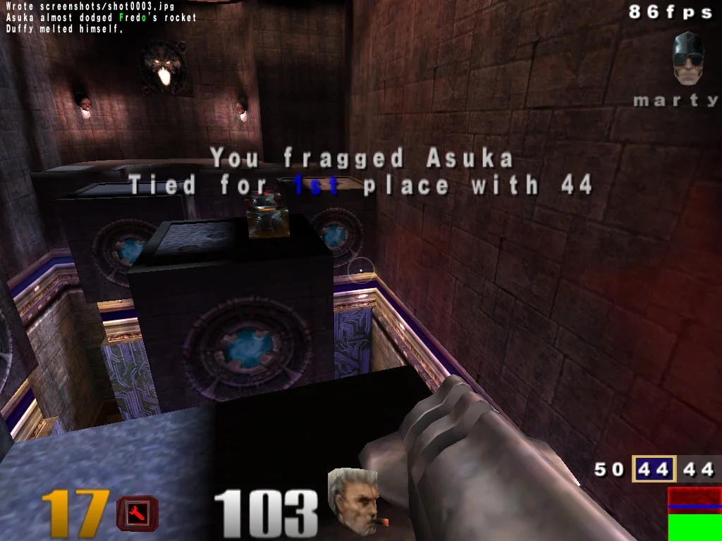 Quake III on mini-intel, a 2007 Mac mini with a GMA 950 on Lion — a teleporter arena at 86 fps